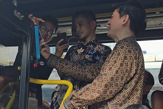penggunaan QRIS TAP DANA di transportasi umum