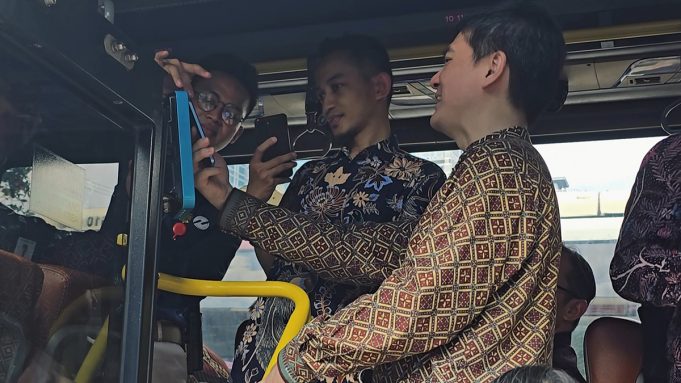 penggunaan QRIS TAP DANA di transportasi umum