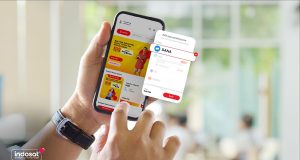 Ilustrasi penggunaan eSIM IM3 melalui aplikasi DANA untuk kemudahan pembayaran dan aktivasi.