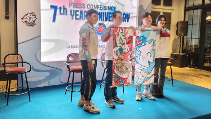 Perayaan tujuh tahun kolaborasi EVOS dan Pop Mie dalam mendukung komunitas esports Indonesia.