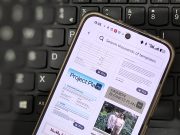 Ilustrasi fitur Peringkas Teks Canva yang membantu meringkas artikel panjang secara otomatis.