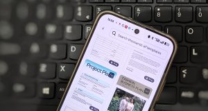 Ilustrasi fitur Peringkas Teks Canva yang membantu meringkas artikel panjang secara otomatis.