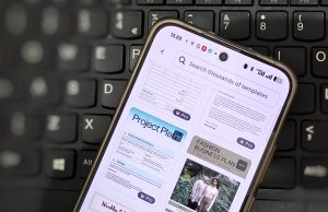 Ilustrasi fitur Peringkas Teks Canva yang membantu meringkas artikel panjang secara otomatis.