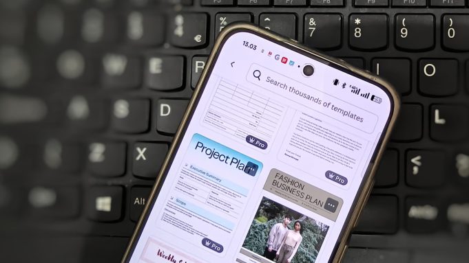 Ilustrasi fitur Peringkas Teks Canva yang membantu meringkas artikel panjang secara otomatis.