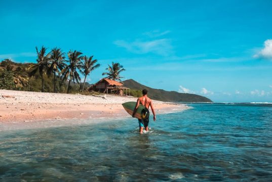 wisatawan Indonesia menikmati perjalanan berkelanjutan dengan Agoda