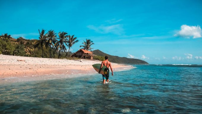 wisatawan Indonesia menikmati perjalanan berkelanjutan dengan Agoda
