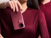 vivo V50 Harmony Red dengan desain Rounded-edge yang nyaman digenggam