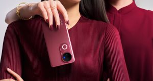 vivo V50 Harmony Red dengan desain Rounded-edge yang nyaman digenggam