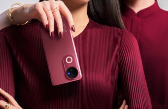 vivo V50 Segera Hadir di Indonesia: Warna Harmony Red untuk Ramadan yang Berkesan vivo V50 Harmony Red dengan desain Rounded-edge yang nyaman digenggam