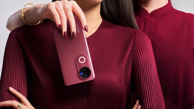 vivo-V50-Harmony-Red- vivo V50 Harmony Red dengan desain Rounded-edge yang nyaman digenggam