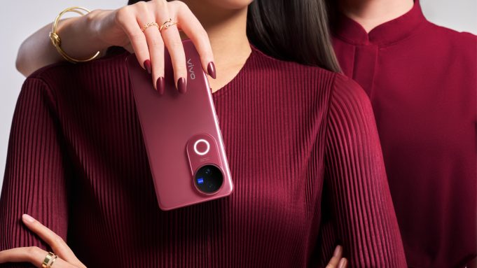 vivo V50 Harmony Red dengan desain Rounded-edge yang nyaman digenggam