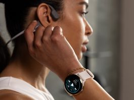 Seorang pengguna Garmin memantau aktivitas olahraga harian pasca Lebaran menggunakan smartwatch.