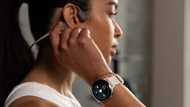 garmin-after-lebaran Seorang pengguna Garmin memantau aktivitas olahraga harian pasca Lebaran menggunakan smartwatch.