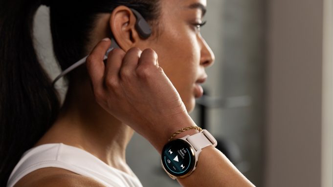 Seorang pengguna Garmin memantau aktivitas olahraga harian pasca Lebaran menggunakan smartwatch.
