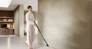 Dyson PencilVac penyedot debu tertipis berwarna perak dengan Fluffycones dan fitur laser pembersih