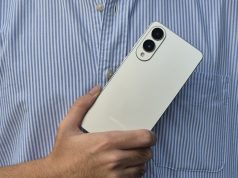 Tampilan ramping Galaxy S25 Edge dengan tiga pilihan warna titanium stylish.