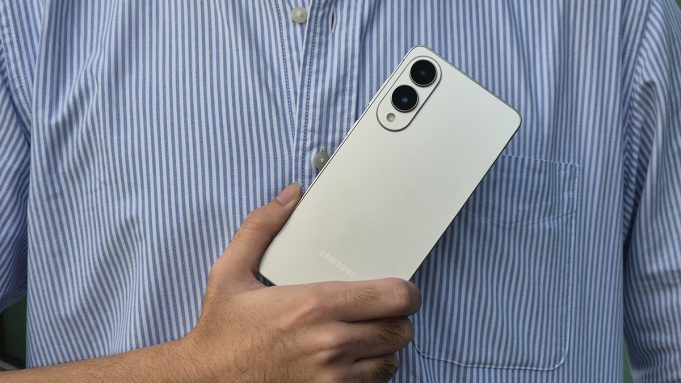 Tampilan ramping Galaxy S25 Edge dengan tiga pilihan warna titanium stylish.