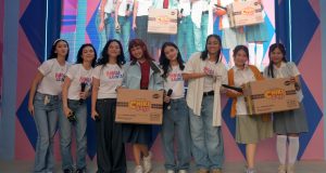 Para pemeran film Rangga & Cinta berfoto di Rumah Indofood Jakarta Fair 2025