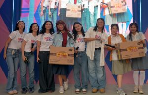Para pemeran film Rangga & Cinta berfoto di Rumah Indofood Jakarta Fair 2025