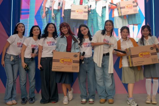 Para pemeran film Rangga & Cinta berfoto di Rumah Indofood Jakarta Fair 2025