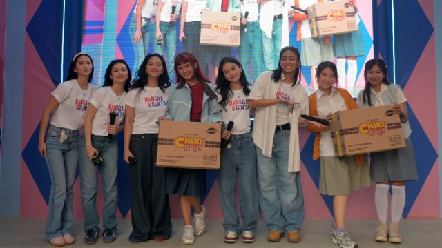 Geng-Cinta-bersama-Pemenang-Challenge-Meet-&-Greet-Film-“Rangga-&-Cinta”di-Rumah-Indofood-Jakarta-Fair-2025 Para pemeran film Rangga & Cinta berfoto di Rumah Indofood Jakarta Fair 2025