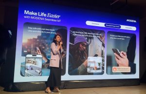Head of IoT MODENA Verina Winata menjelaskan mengenai konsep MODENA seamless IoT