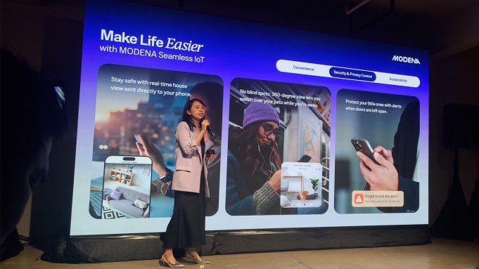 Head of IoT MODENA Verina Winata menjelaskan mengenai konsep MODENA seamless IoT