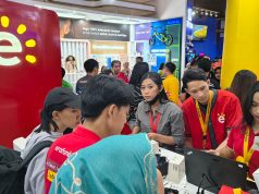Suasana ramai di booth Erajaya Group di Hall D2 Jakarta Fair 2025