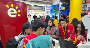 Suasana ramai di booth Erajaya Group di Hall D2 Jakarta Fair 2025