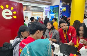 Suasana ramai di booth Erajaya Group di Hall D2 Jakarta Fair 2025