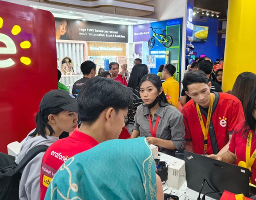 Suasana ramai di booth Erajaya Group di Hall D2 Jakarta Fair 2025
