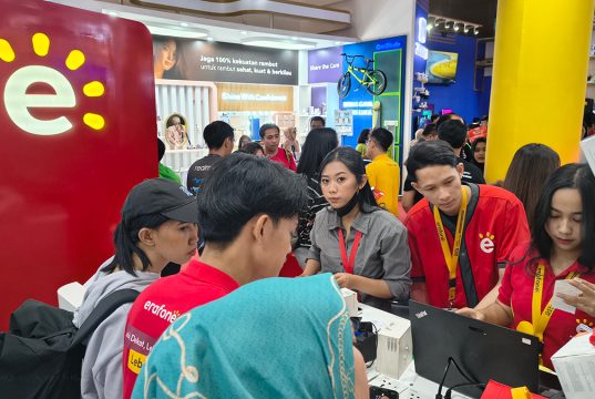 Suasana ramai di booth Erajaya Group di Hall D2 Jakarta Fair 2025