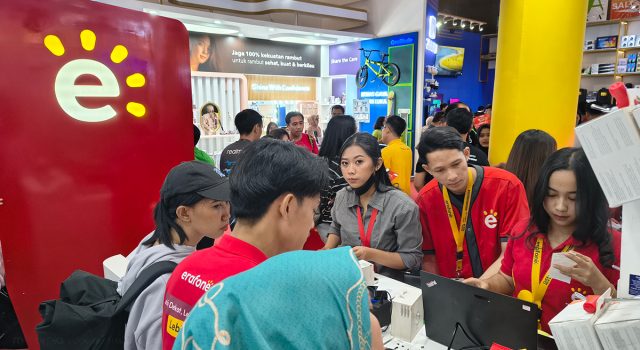 Suasana ramai di booth Erajaya Group di Hall D2 Jakarta Fair 2025