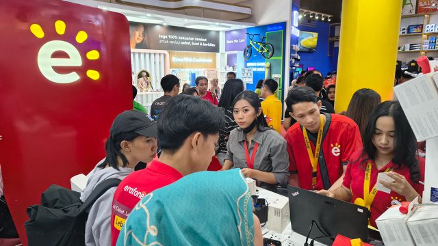 Suasana ramai di booth Erajaya Group di Hall D2 Jakarta Fair 2025