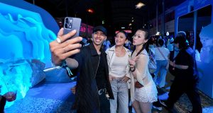 Pengunjung LaLaLa Festival 2025 menggunakan OPPO Reno14 Series untuk mengabadikan momen konser.