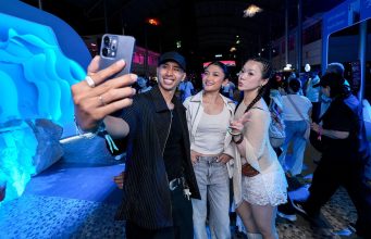 Pengunjung LaLaLa Festival 2025 menggunakan OPPO Reno14 Series untuk mengabadikan momen konser.