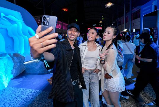 Pengunjung LaLaLa Festival 2025 menggunakan OPPO Reno14 Series untuk mengabadikan momen konser.