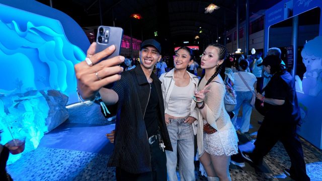 oppo-x-llalalafest- Pengunjung LaLaLa Festival 2025 menggunakan OPPO Reno14 Series untuk mengabadikan momen konser.