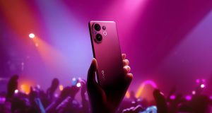Smartphone vivo V60 dengan desain Festive Purple dan kamera ZEISS Telephoto pertama di seri V.