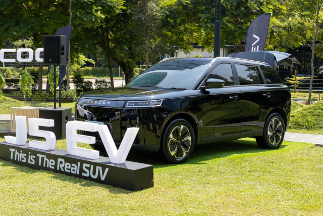 Foto 1.2 - Tampak serong depan JAECOO J5 EV yang menonjolkan desain modern dan proporsi tegas khas “The Real SUV.” (1)