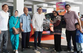 Pelanggan Telkomsel dari Medan Menangkan Mercedes-Benz dari Program Telkomsel Poin
