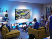 Suasana nobar pertandingan sepak bola di ruang keluarga menggunakan Philips Smart Lighting Connected by WiZ yang menyinkronkan efek cahaya biru di sekitar TV untuk menciptakan pengalaman menonton yang lebih imersif.