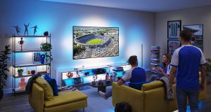 Suasana nobar pertandingan sepak bola di ruang keluarga menggunakan Philips Smart Lighting Connected by WiZ yang menyinkronkan efek cahaya biru di sekitar TV untuk menciptakan pengalaman menonton yang lebih imersif.