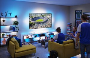 Suasana nobar pertandingan sepak bola di ruang keluarga menggunakan Philips Smart Lighting Connected by WiZ yang menyinkronkan efek cahaya biru di sekitar TV untuk menciptakan pengalaman menonton yang lebih imersif.