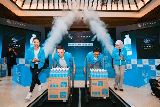 Peserta AirAsia HYROX Jakarta 2026 mengikuti kompetisi fitness race yang didukung ION WATER untuk memperkuat ekosistem kebugaran di Indonesia.
