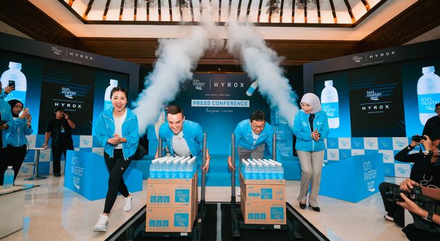 Peserta AirAsia HYROX Jakarta 2026 mengikuti kompetisi fitness race yang didukung ION WATER untuk memperkuat ekosistem kebugaran di Indonesia.