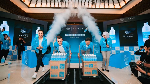 Peserta AirAsia HYROX Jakarta 2026 mengikuti kompetisi fitness race yang didukung ION WATER untuk memperkuat ekosistem kebugaran di Indonesia.
