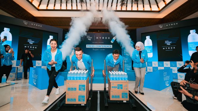 Peserta AirAsia HYROX Jakarta 2026 mengikuti kompetisi fitness race yang didukung ION WATER untuk memperkuat ekosistem kebugaran di Indonesia.