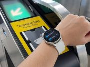 Samsung Galaxy Watch8 yang dilengkapi fitur NFC Pay dengan aplikasi myBCA dapat dimanfaatkan oleh pengguna untuk akses masuk MRT yang cepat dan praktis.