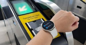 Samsung Galaxy Watch8 yang dilengkapi fitur NFC Pay dengan aplikasi myBCA dapat dimanfaatkan oleh pengguna untuk akses masuk MRT yang cepat dan praktis.